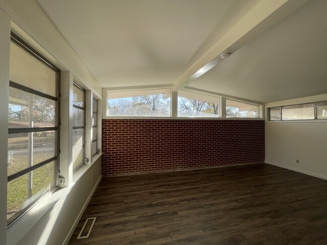 Building Photo - 2704 Charlotte St