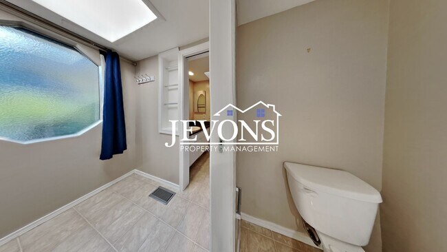 Building Photo - Charming 3-bedroom single-family home with...