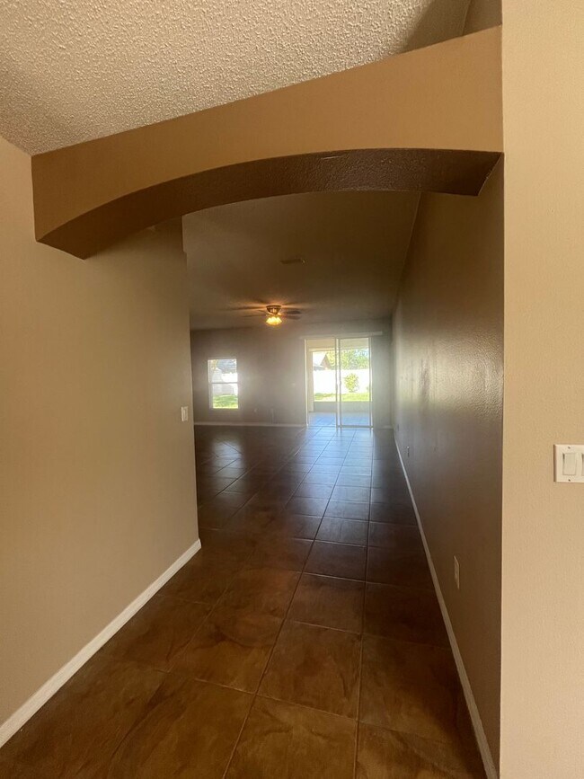 Building Photo - Updated Single family 3 / 2 with Screened ...