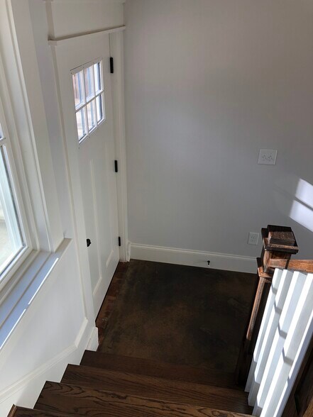 Building Photo - 2121 Roslyn Ave