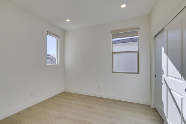 Building Photo - Brand New 4 Bedroom + Den/Office in Summerlin