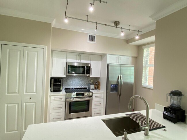 Building Photo - 225 NE 1st St