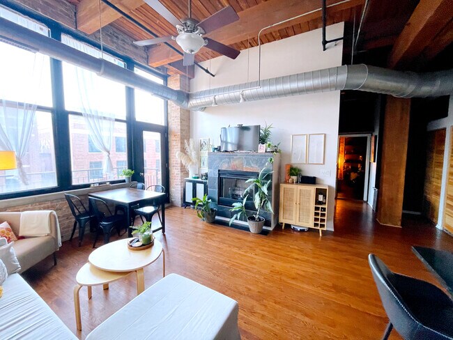 Building Photo - 1500 W Monroe St