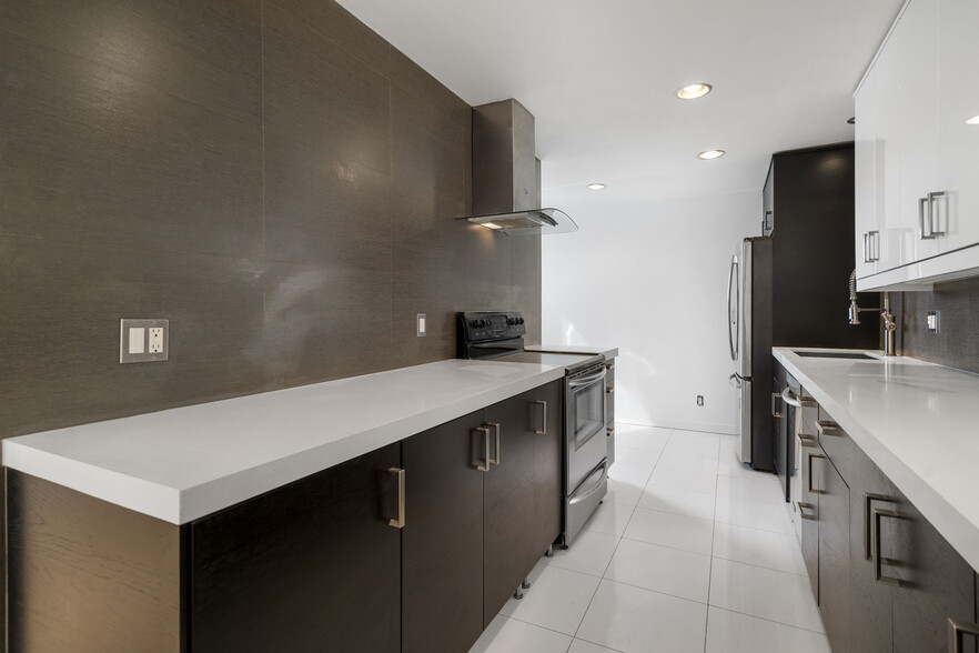 Building Photo - 8550 Holloway Dr