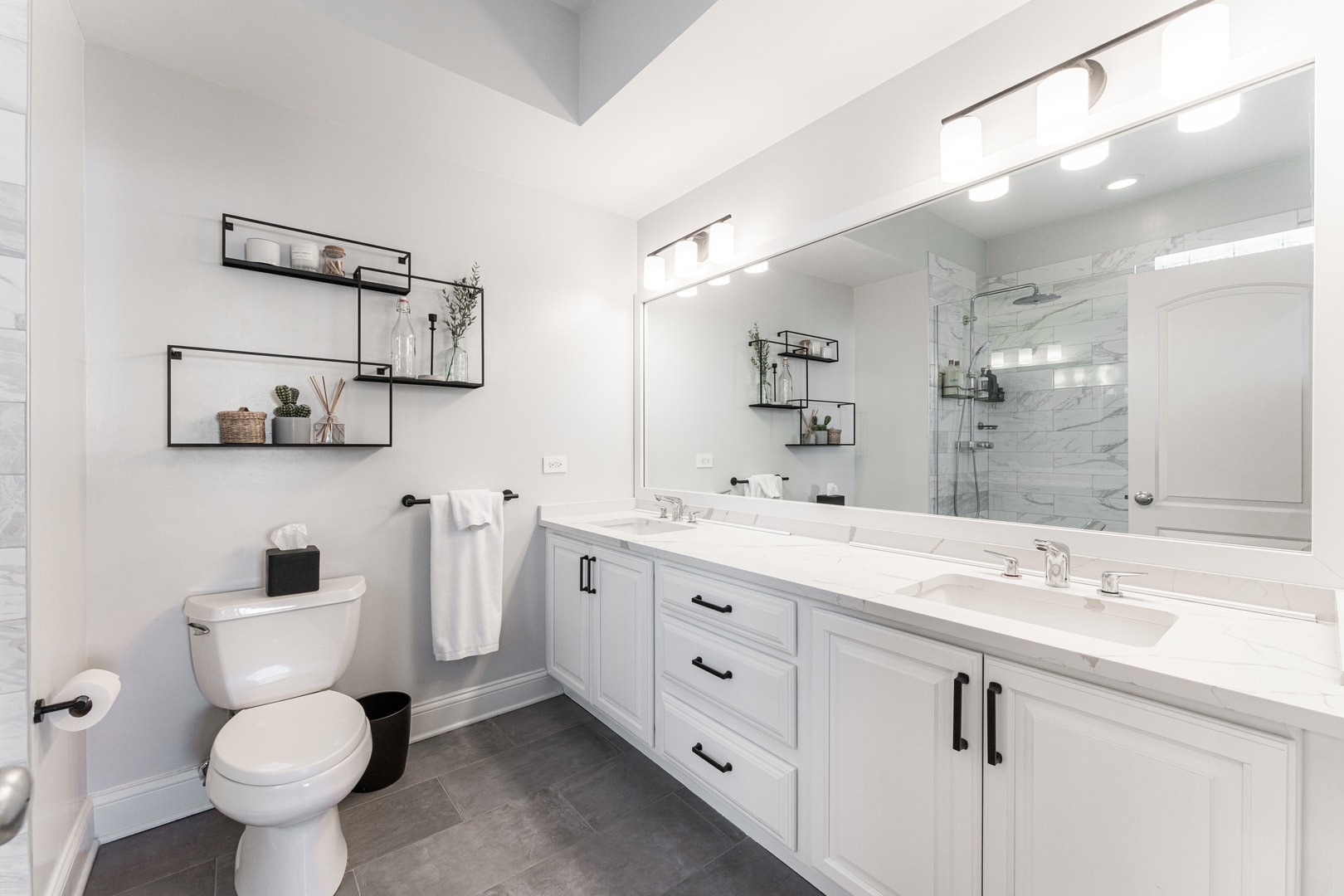 Building Photo - 726 W Addison St