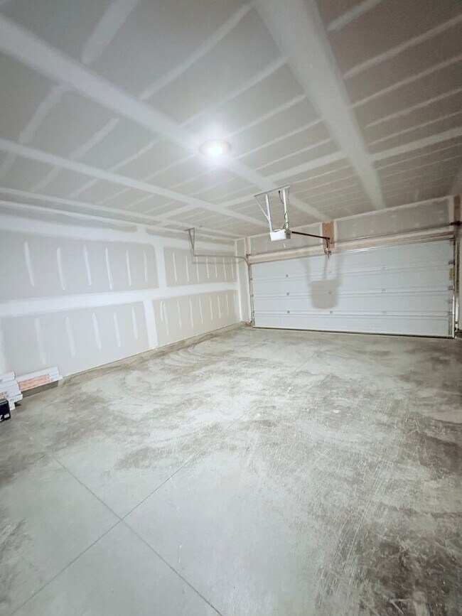 Building Photo - New Build 4-bedroom, 2.5-bath, Pet Friendl...
