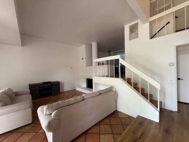 Building Photo - Beautiful 3 bedroom (2 bed + den/office) t...