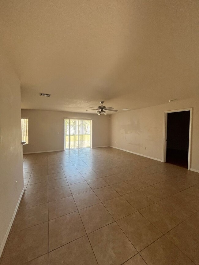Building Photo - Beautiful Open Floor Plan 4 bedrom 2 Bath!