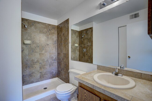 Building Photo - $1,725 - 2 Bed, 2 Bath Condo in Denver wit...