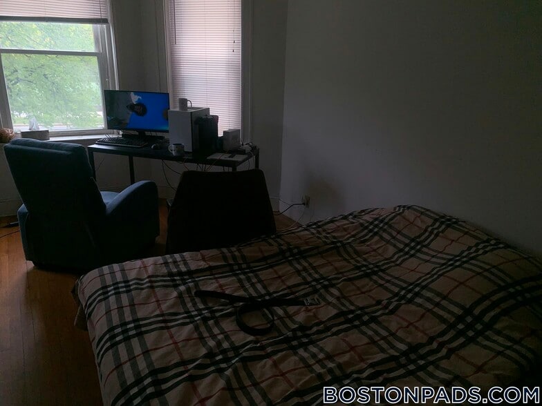 Building Photo - 143 Park Dr