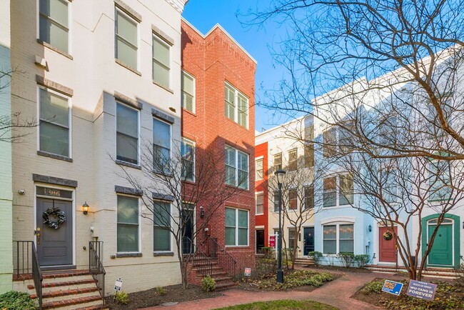 Primary Photo - Charming 3 bedroom 3.5 Bathroom Row Home