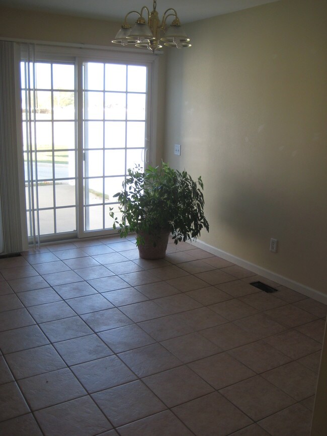 Interior Photo - 1104-1100 Beauchamp Ave