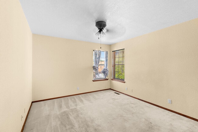 Building Photo - 9441 Allande Rd NE
