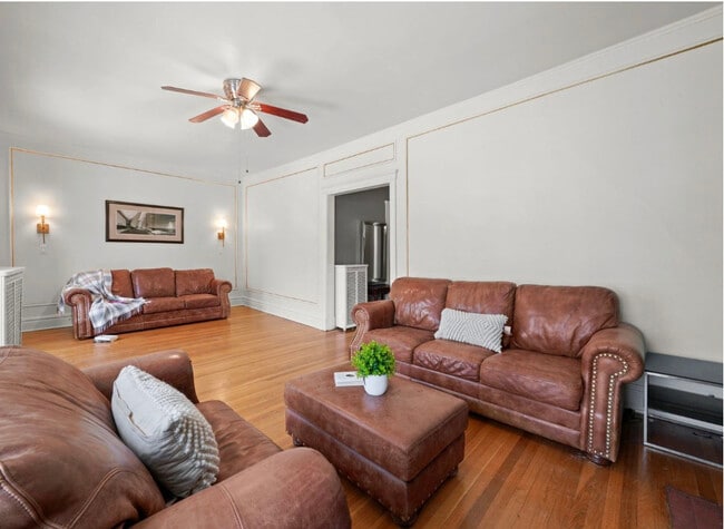 Building Photo - 1067 W Balmoral Ave