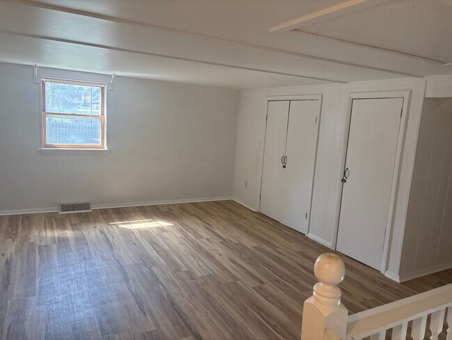 Building Photo - 1 Bedroom 1 Bath 2 Story Cottage-Suburban SD