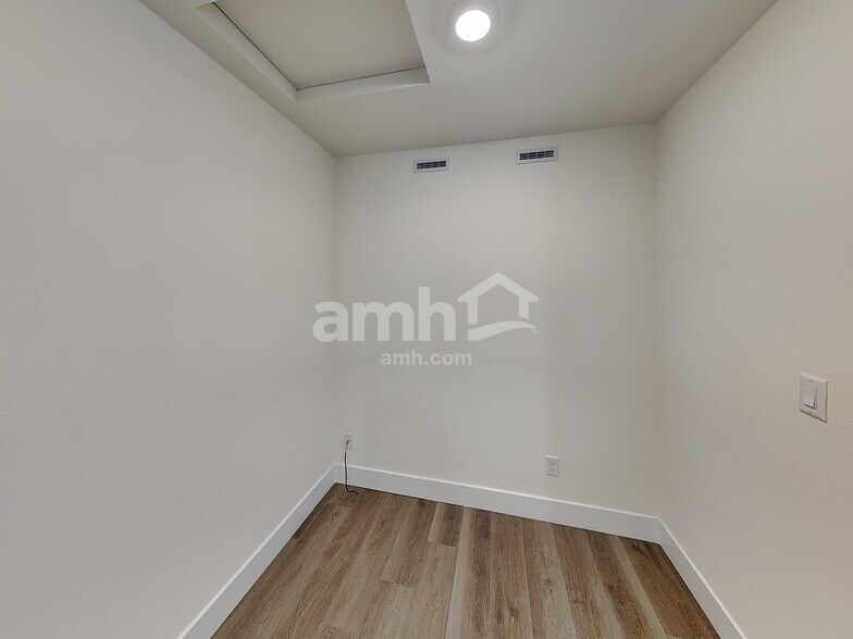 Building Photo - 10116 Cv Mountain St