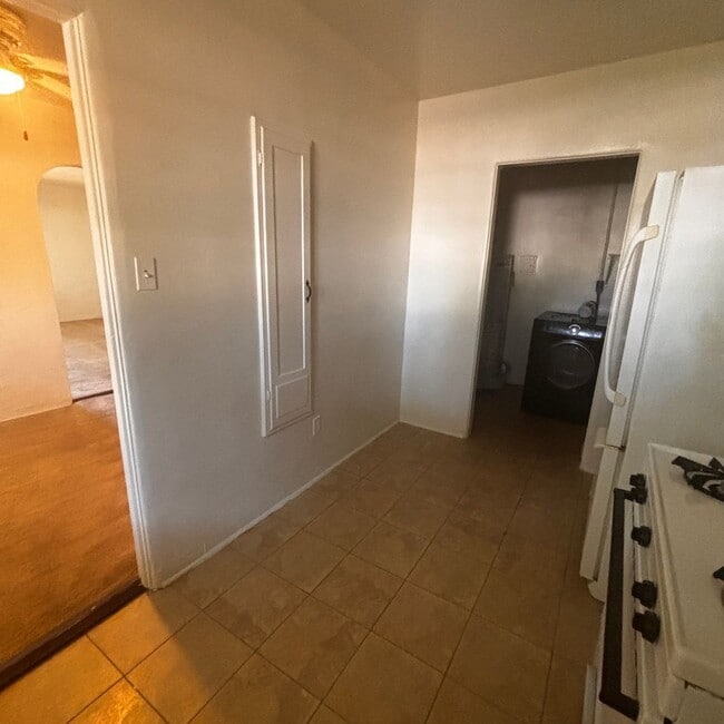 Building Photo - Cozy 2 bedroom 1 bath Tempe Home – Availab...
