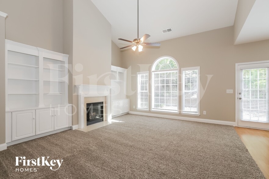 Building Photo - 495 Roland Manor Dr