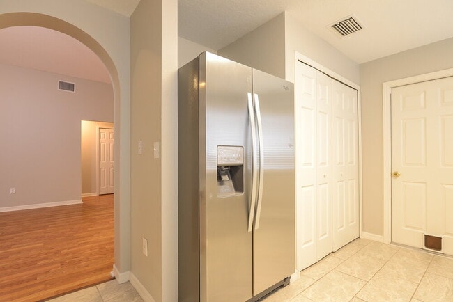 Building Photo - 30932 Midtown Ct
