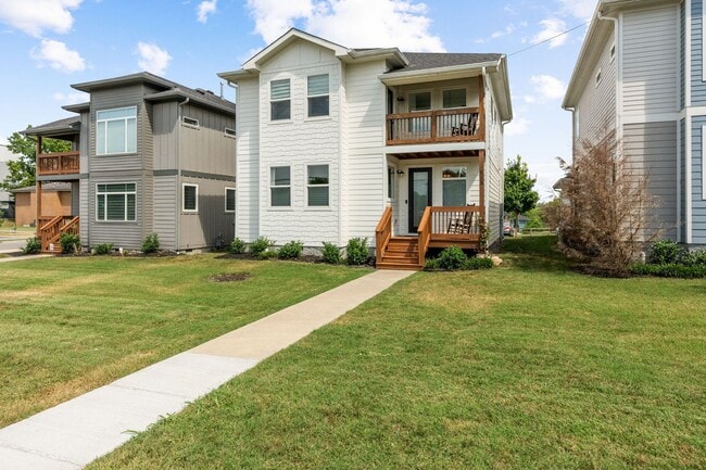 Building Photo - Stunning Rental In Charlotte Parkside