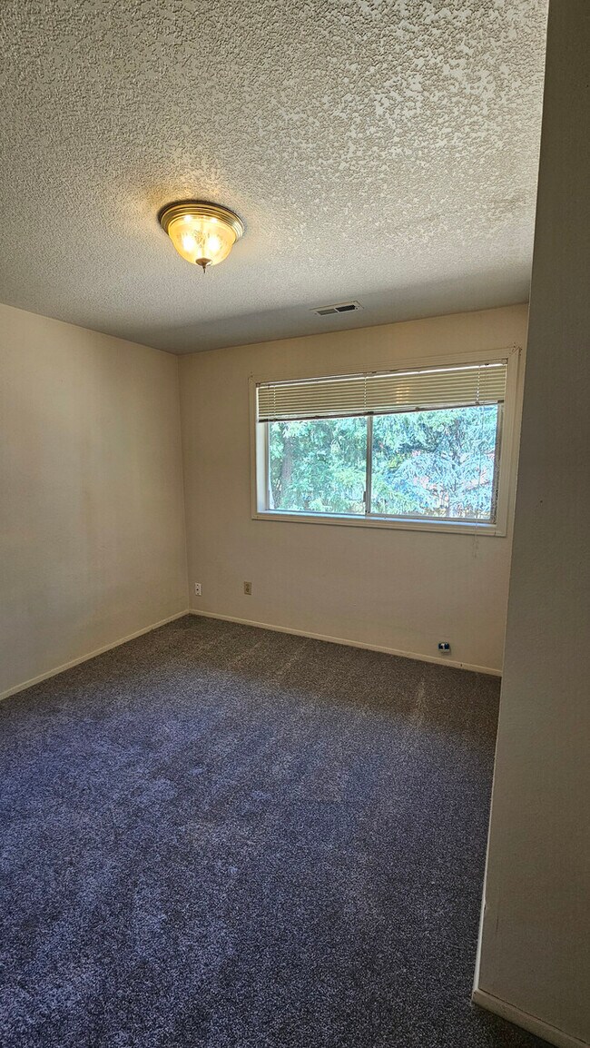 Building Photo - 2 story home in the Puyallup close to shopping