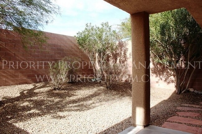 Building Photo - Beautiful 1400+ sq ft.  3 bedroom ~ UPGRADED!