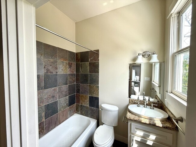 Building Photo - 614 E 10 1/2 St