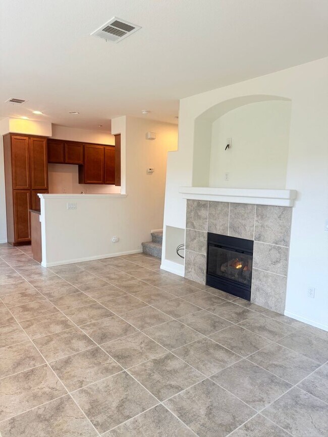 Building Photo - 3 bed 2 car garage condo for rent in Murrieta