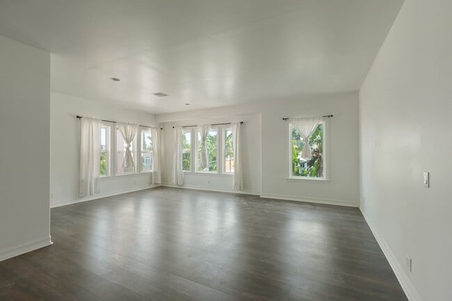 Building Photo - Elegant 5-Bedroom Estate with Pool in Prime Woodland Hills