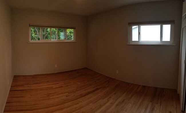 Building Photo - 5 bedrooms 2 baths close to campus and huge Backyard!