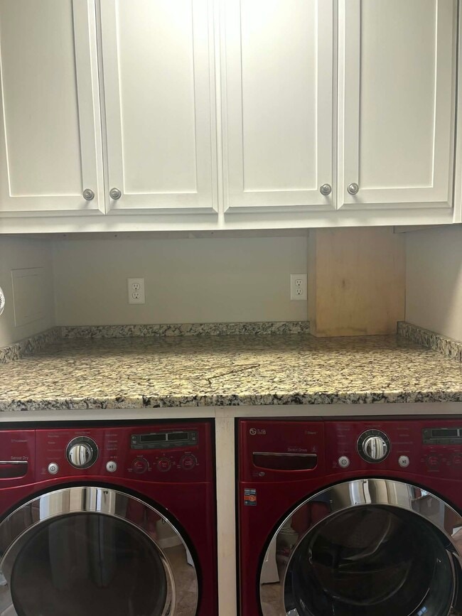 Building Photo - 339 Thole St