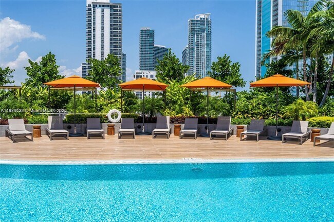 Building Photo - 700 NE 24th St