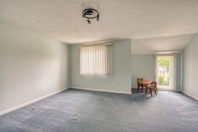 Building Photo - 28 Gaslight Ln