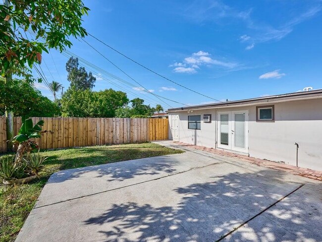 Building Photo - 2112 Longwood Rd