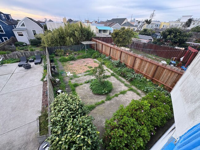 Building Photo - Charming Parkside Upper Flat w/ Garage Parking - $4,250/Mo