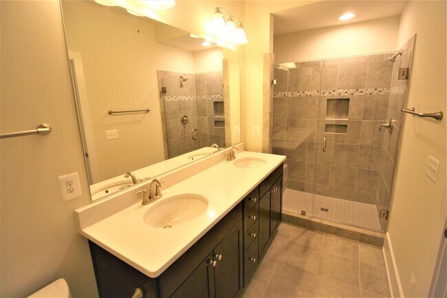 Building Photo - Elegant 3 Bedroom 2 Full 2 Half Bath Townhome in Ashburn