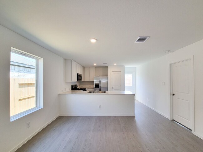 Building Photo - This single-story home shares an open layout between the kitchen, nook and family room for easy e...