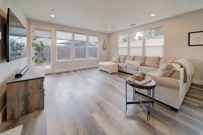 Building Photo - Modern Elegance in the Heart of North Napa
