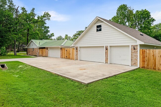 Building Photo - 25804 Maplewood Dr