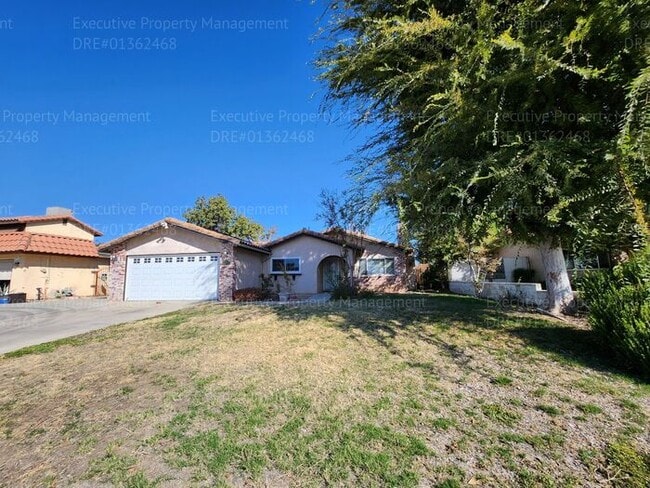 Building Photo - 4 bedroom 2 bath great location.