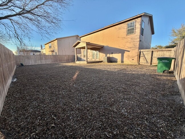 Building Photo - Spacious 3 Bed / 2.5 Bath Home with Large Yard & Lawn Care Included