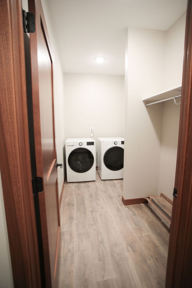 Building Photo - 1926 W 6th St