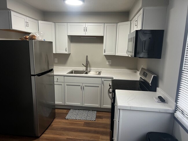 Building Photo - 1825 W Brewster St