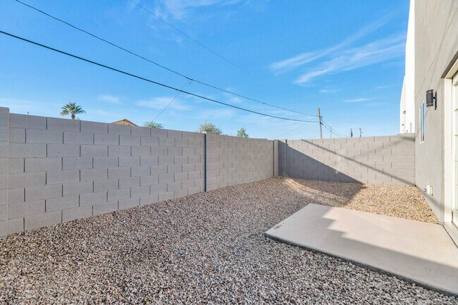 Building Photo - 2509 E Broadway Rd