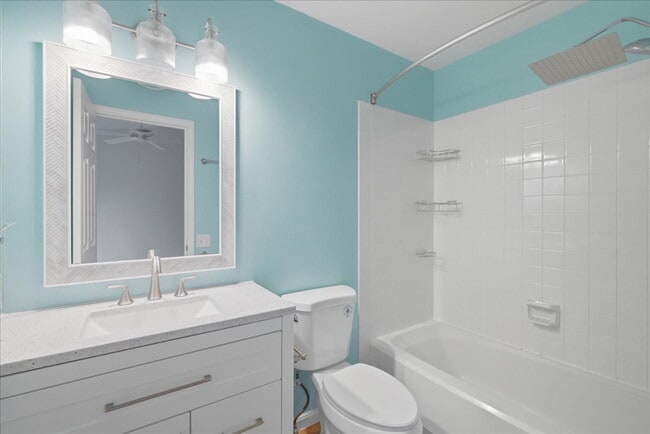 Building Photo - Updated 3BR End-Unit Townhome in Ashburn Farm