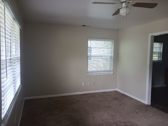 Building Photo - 5014 Vista St