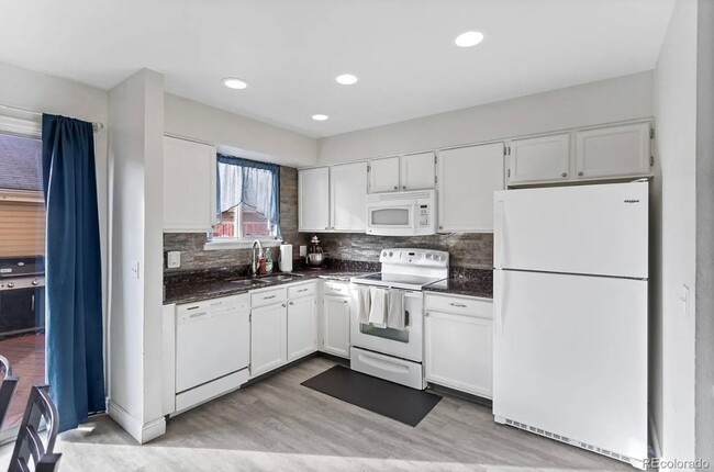 Building Photo - Charming Townhome for Rent in Timber Lake ...