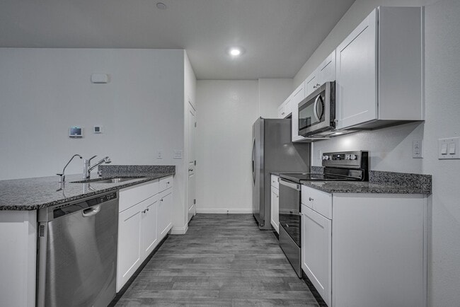 Building Photo - Like-new home with modern finishes and ope...