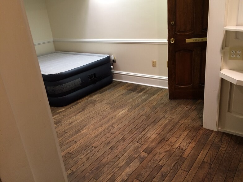Bedroom w/built in work desk - 1408 3rd Ave