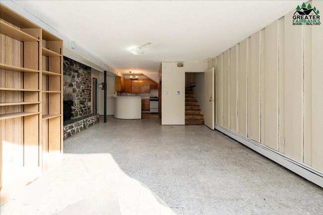 Building Photo - Large 3 bedroom 2 bath 2 car garage with s...
